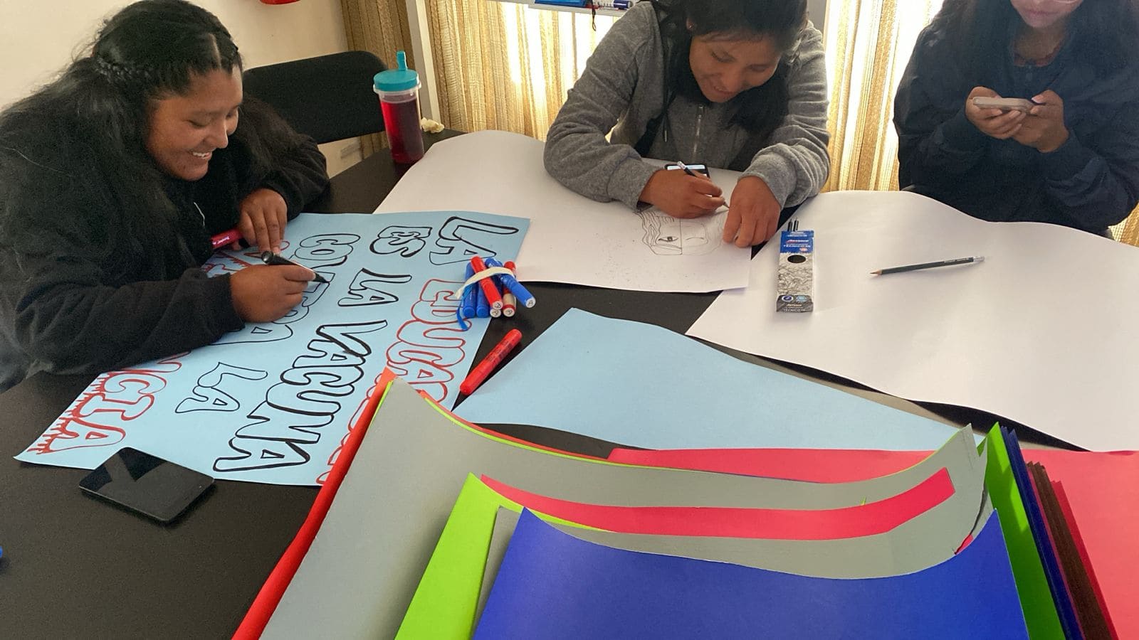 Cusco - ¡Elaboramos carteles contra la violencia de género! #25N